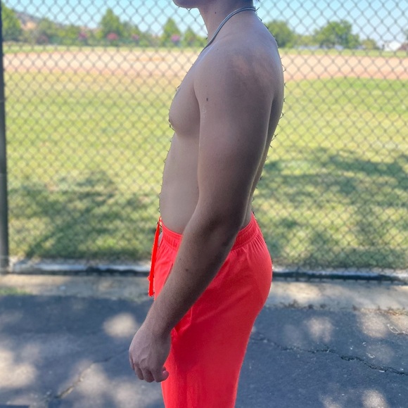 UNDER ARMOUR MEN NEON ORANGE SHORTS WORKOUT SPORT TRAINING RUNNING TECH GRAPHICS - Picture 14 of 17